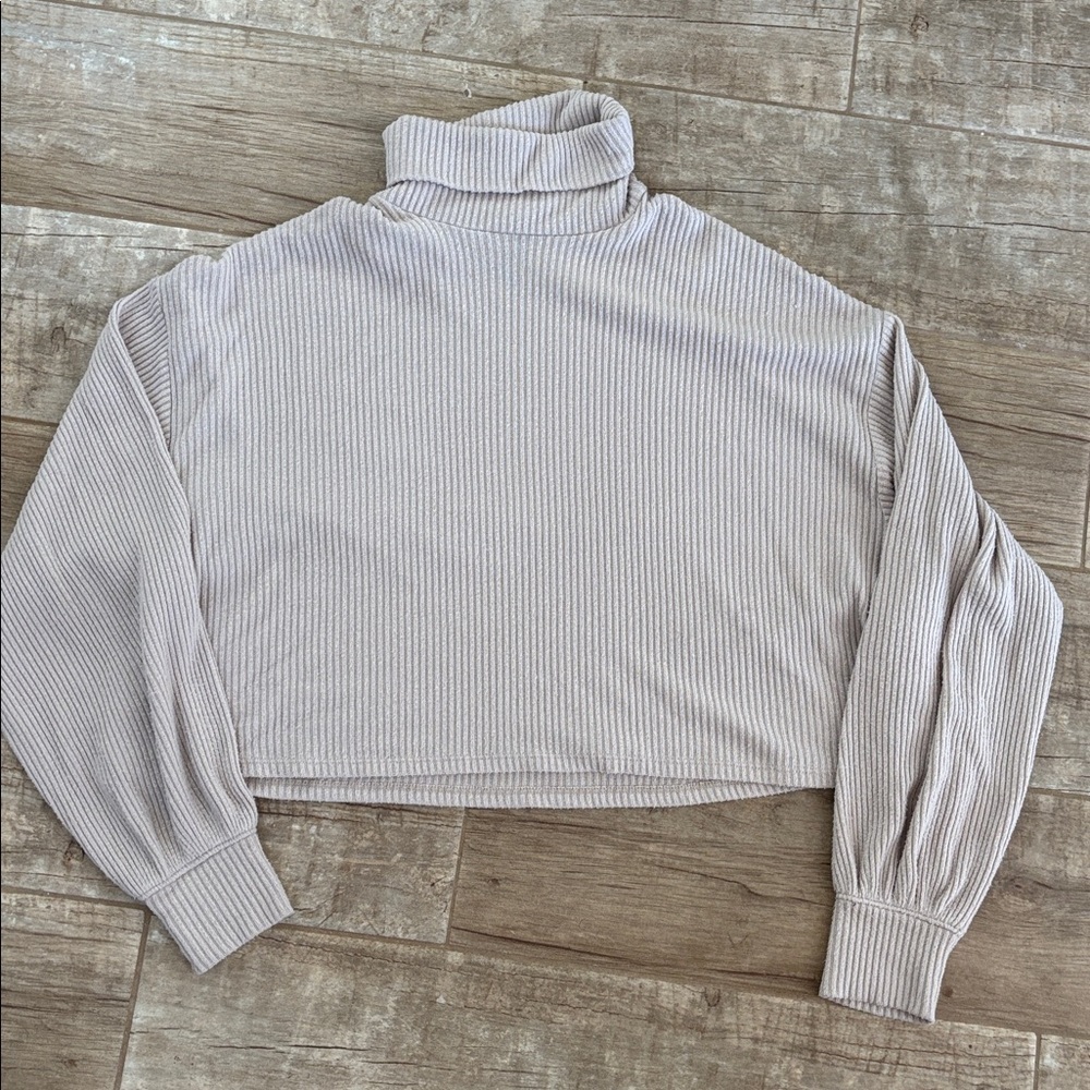 Hollister Women's Cream Turtleneck Sweater - Picture 2 of 2